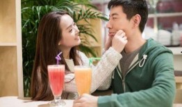 两个人吃瓜的娱乐小说,两颗瓜子的甜蜜碰撞